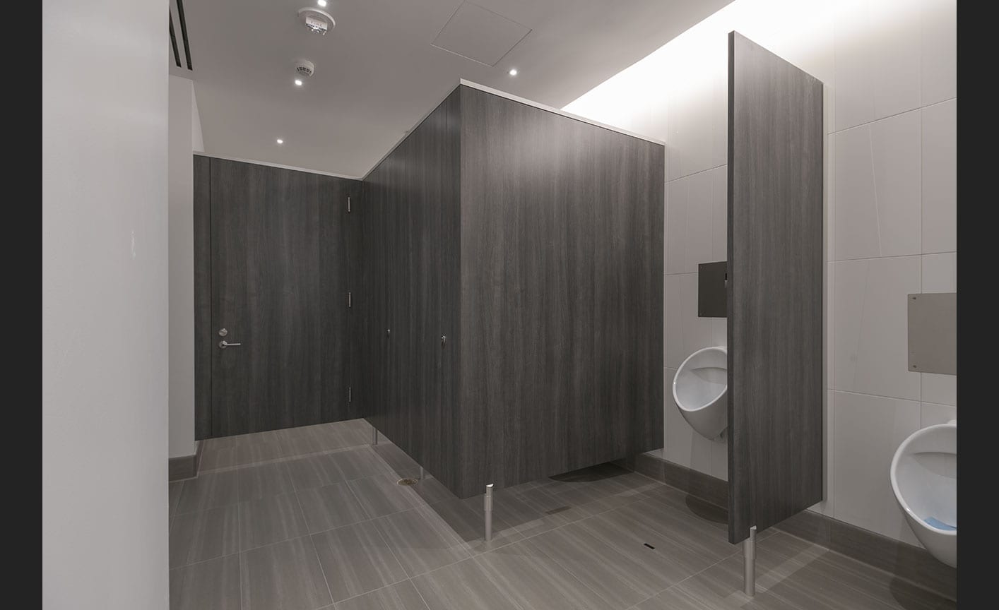 Privada Toilet Partitions Photo