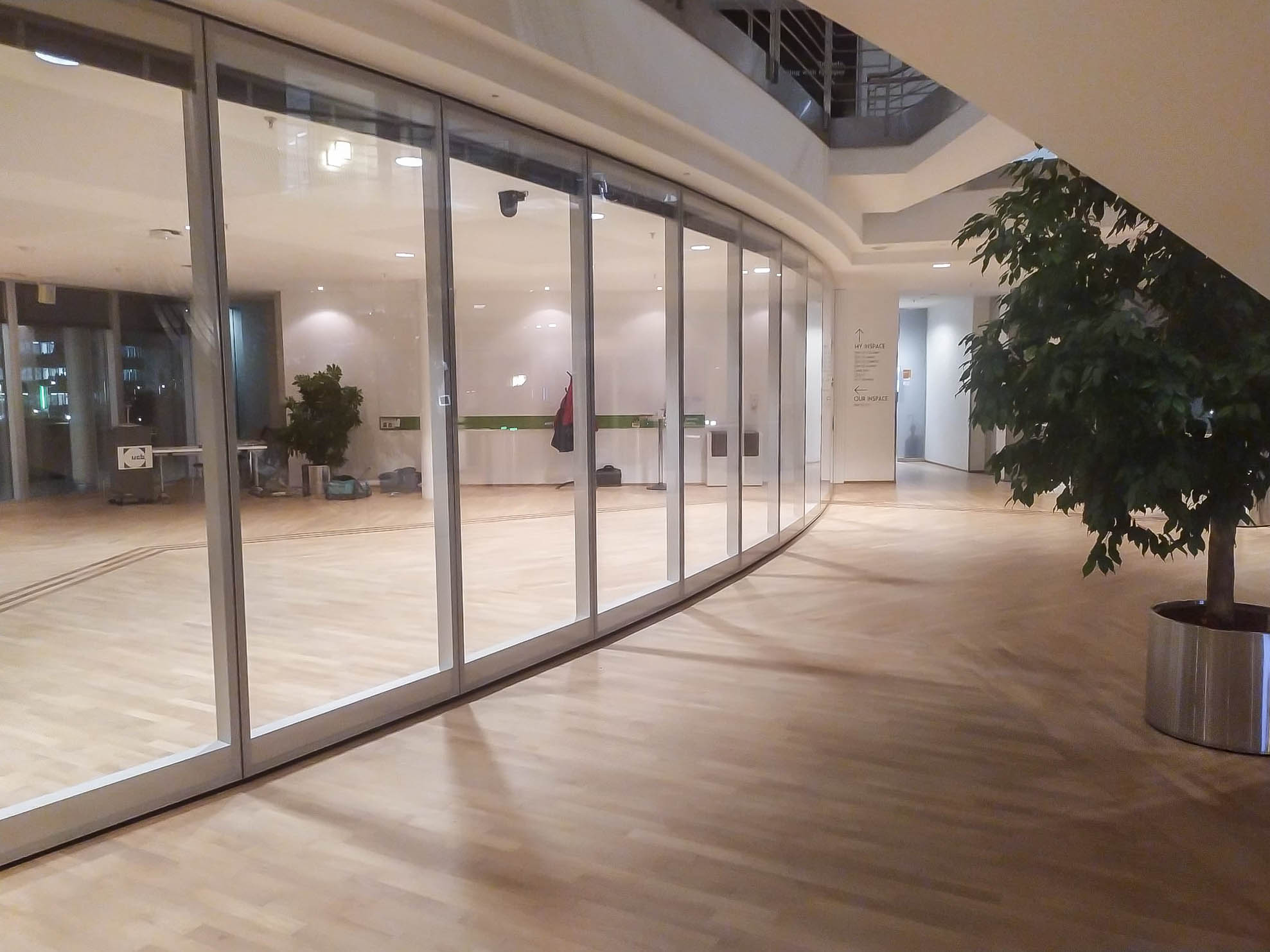 operable-walls-curved-glass-partition-walls